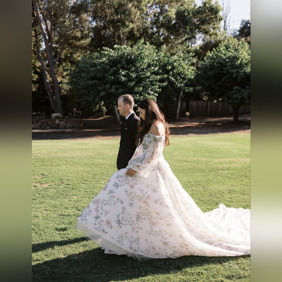 Monique Lhuillier Wedding Dress - Picture 15 of 16